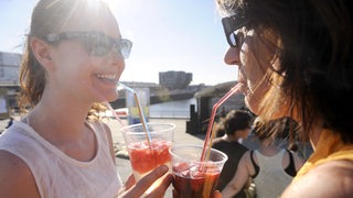 Zwei Frauen genießen die Sonne 