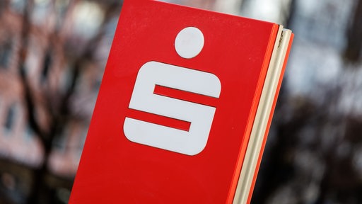 Das Logo der Sparkasse ist auf einer Stele zu sehen.