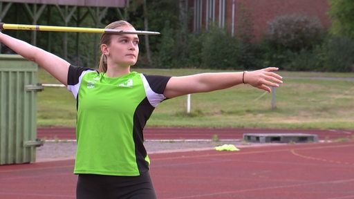 Die Speerwerferin Christina Lahrs beim Training auf dem Sportplatz vom TSV Wehdel. 