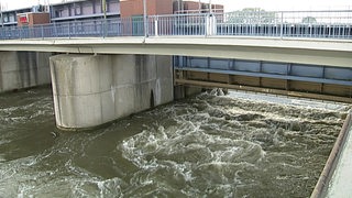 Das Foto zeigt rauschendes Wasser am Lesum-Sperrwerk.