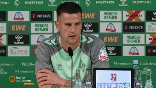 Der Werder Bremen Fußballspieler Michael Zetterer beim Interview.