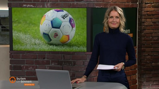 Sportblitz-Moderatorin Janna Betten im Studio.