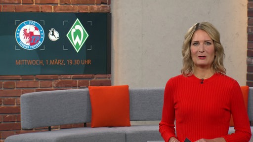 Sportblitz-Moderatorin Janna Betten im Studio.