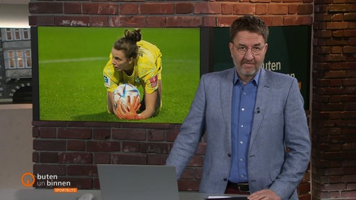 Jan-Dirk Bruns im Sportblitz Studio mit einer Meldung über den Frauenfußball. 