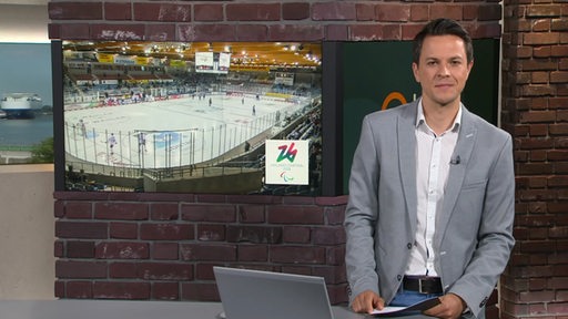 Sportblitz-Moderator Yannick Lowin im Studio.