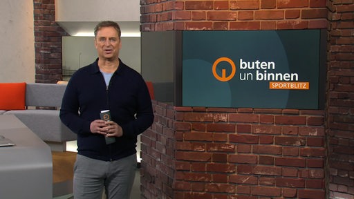 Sportblitz-Moderator Stephan Schiffner steht im Studio.