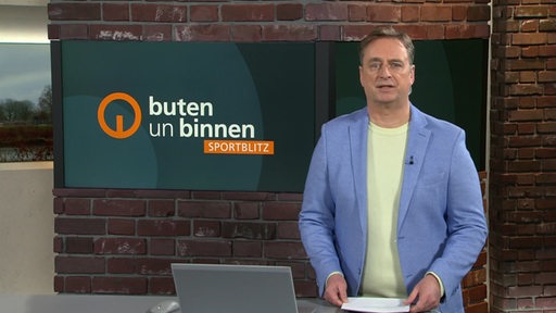 Sportblitz-Moderator Stephan Schiffner im Studio.