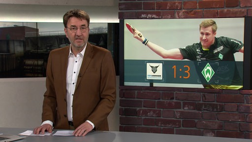 Sportblitz-Moderator Jan-Dirk Bruns bei einer Meldung zum Tischtennis.