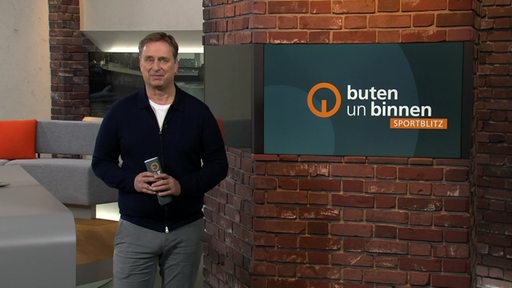 Moderator Stephan Schiffner im Sportblitz Studio von buten un binnen.