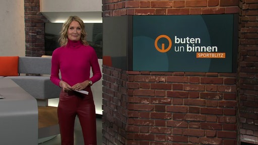 Die Moderatorin Janna Betten im Studio von buten un binnen.