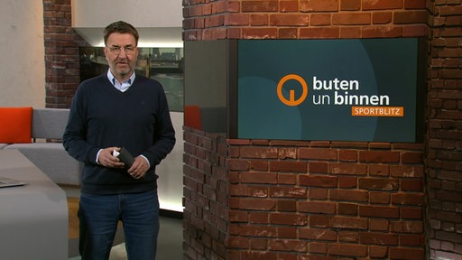 Sportblitz Moderator Jan Dirk Bruns im buten un binnen Studio. 