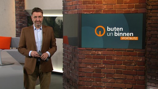 Sportblitz Moderator Jan Dirk Bruns im buten un binnen Studio. 