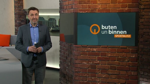 Der Moderator Jan-Dirk Bruns im Studio von buten un binnen.