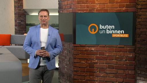 Zu sehen ist der Moderator stephan Schiffner im Studio von buten un binnen 