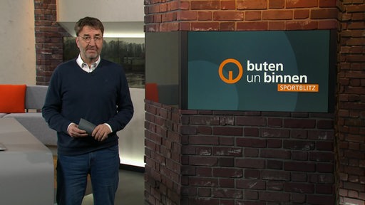 Sportblitz Moderator Jan Dirk Bruns im Studio von buten un binnen. 