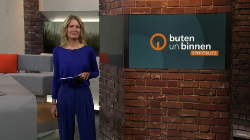 Moderatorin Janna Betten im Studio von buten un binnen.