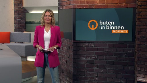 Die Moderatorin Janna Betten im Studio von buten un binnen.