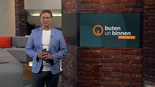 Der Moderator Stephan Schiffner im Studio von buten un binnen.