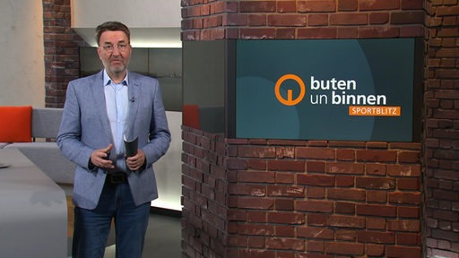 Der Moderator Jan-Dirk Bruns im Studio von buten un binnen.