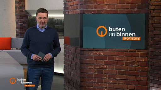 Zu sehen ist der Moderator Jan-Dirk Bruns im Sportblitzstudio.