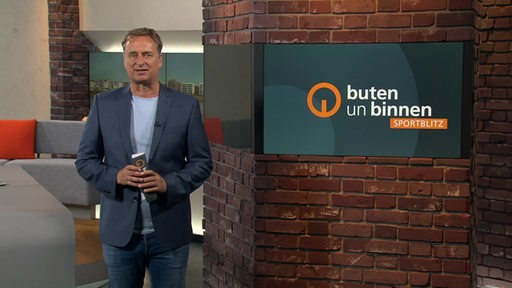 Der Moderator Stephan Schiffner im Studio von buten un binnen.