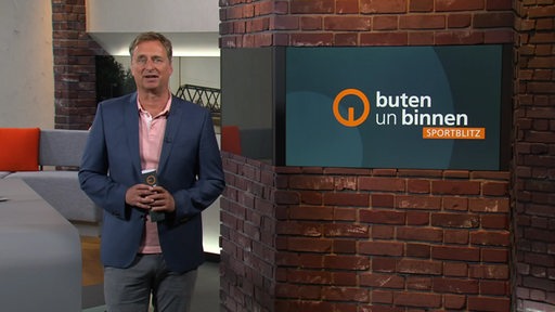 Moderator Stephan Schiffner im Sportblitz Studio von buten un binnen.