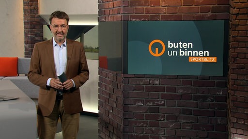 Moderator Jan-Dirk Bruns im Sportblitz Studio von buten un binnen.