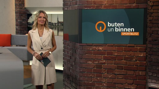 Zu sehen ist die Sportblitzmoderatorin Janna Betten im Sportblitzstudio.