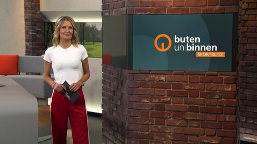 Die Moderatorin Janna Betten im Studio von buten un binnen.