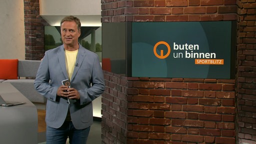 Der Moderator Stephan Schiffner im Studio von buten un binnen.