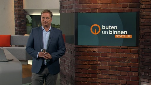 Sportblitz Moderator Stephan Schiffner im buten un binnen Studio. 