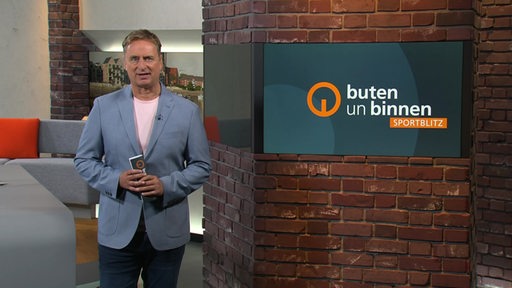 Der Moderator Steffan Schiffner im Studio von buten un binnen.