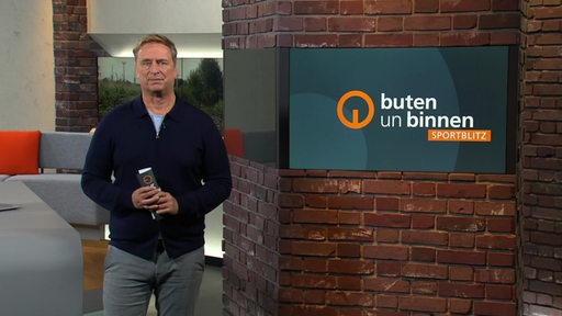 Sportblitz Moderator Stephan Schiffner im buten un binnen Studio. 