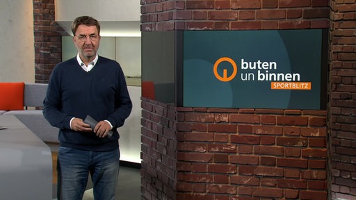 Sportblitz Moderator Jan Dirk Bruns im buten un binnen Studio. 