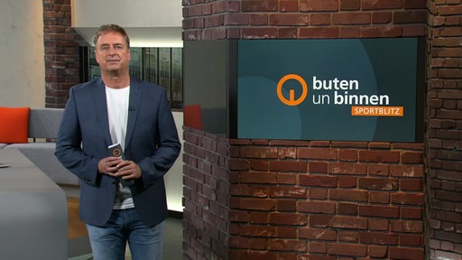 Moderator Stephan Schiffner im Sportblitz Studio von buten un binnen.