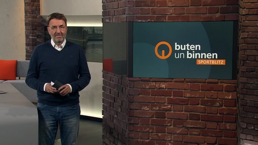 Sportblitz Moderator Jan Dirk Bruns im Studio von buten un binnen. 