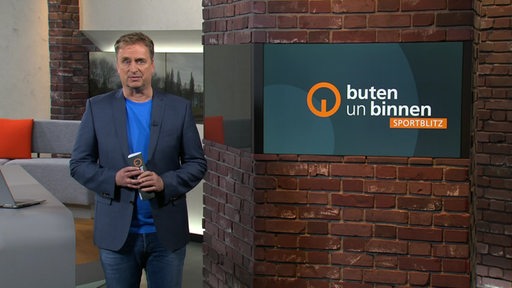 Der Sportblitz-Moderator Stephan Schiffner im Studio von buten un binnen.