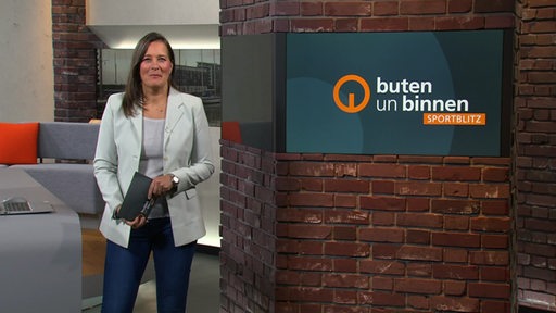 Sportblitz Moderatorin Pascale Ciesla im buten un binnen Studio. 