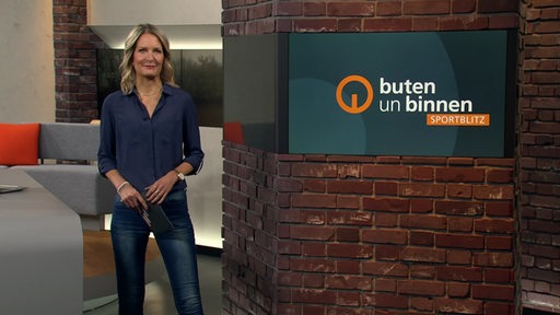 Moderatorin Janna Betten im Sportblitzstudio von buten un binnen.