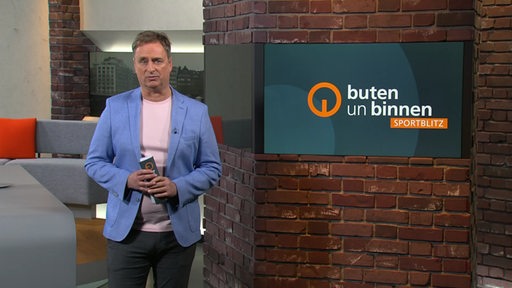 Der Sportblitz Moderator Stephan Schiffner im Studio von buten un binnen