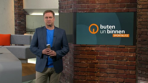 Der Moderator Stephan Schiffner im Studio von buten un binnen.