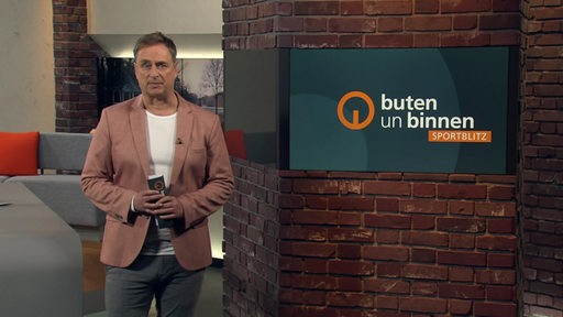 Sportblitzmoderator Stephan Schiffner im Studio von buten un binnen.