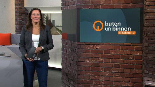 Zu sehen ist die Moderatorin Pascale Ciesla im studio von buten un binnen.