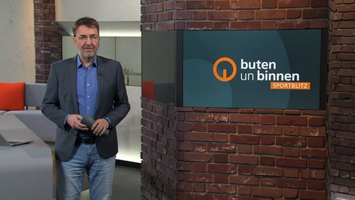 Zu sehen ist der Sportblitzmoderator Jan Dirk Bruns im Sportblitzstudio.