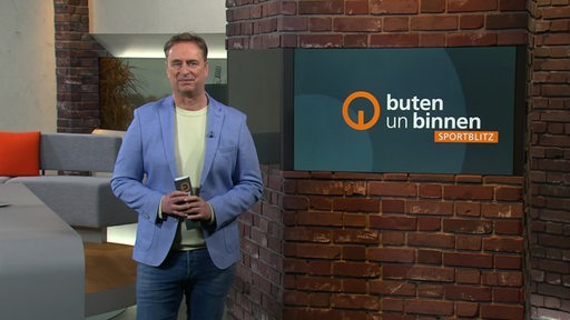 Der Moderator Stephan Schiffner im Studio von buten un binnen.