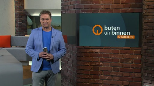 Der Sportblitzmoderator Stephan Schiffner im Studio von buten un binnen