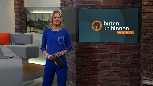 Die Moderatorin Janna Betten im Studio von buten un binnen.