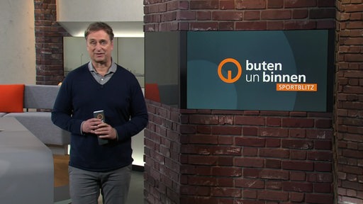 Zu sehen ist der Moderator stephan Schiffner im Studio von buten un binnen.