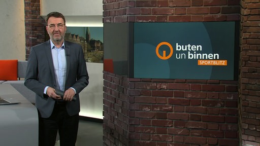 Moderator Jan-Dirk Bruns im Sportblitz Studio von buten un binnen.