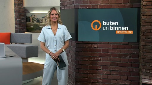 Die Moderatorin Janna Betten im Studio von buten un binnen.